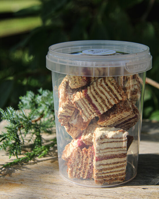 Freeze-dried honey cake offcuts